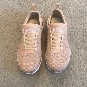 APL Techloom Phantom sneaker - blush W 8.5